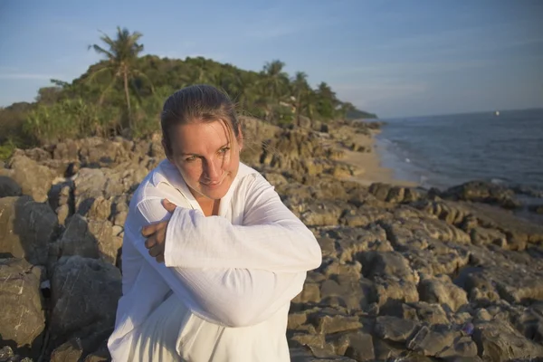 Frau an felsiger Küste — Stockfoto