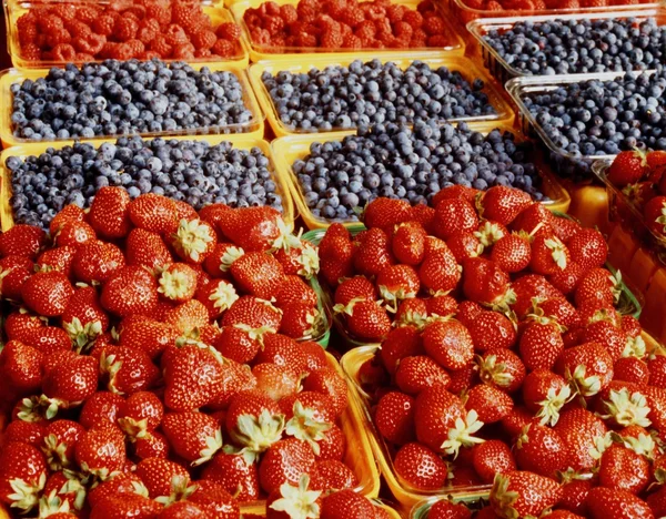 Cestas de morangos, mirtilos e framboesas — Fotografia de Stock