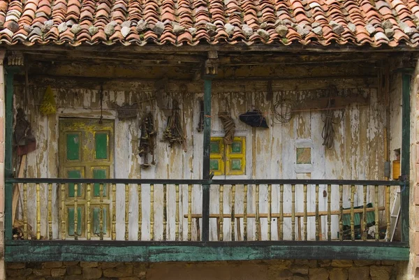 Opuštěné dřevěné balkony, carmona, cantabria, severní Španělsko — Stock fotografie