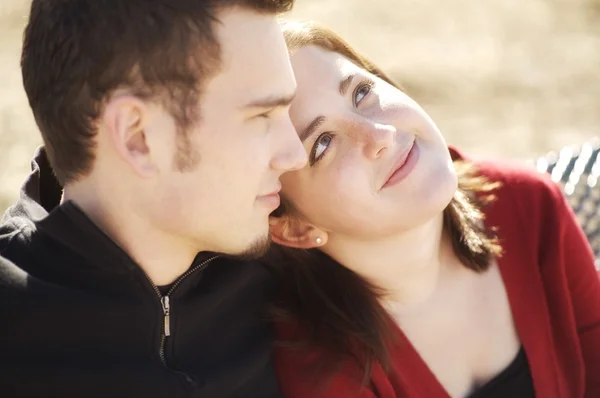 Pareja sentada junta — Foto de Stock