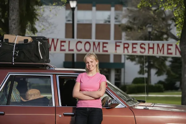 Una donna che arriva al college — Foto Stock