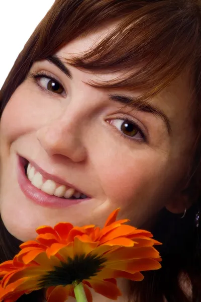 Frau lächelt mit Blume — Stockfoto