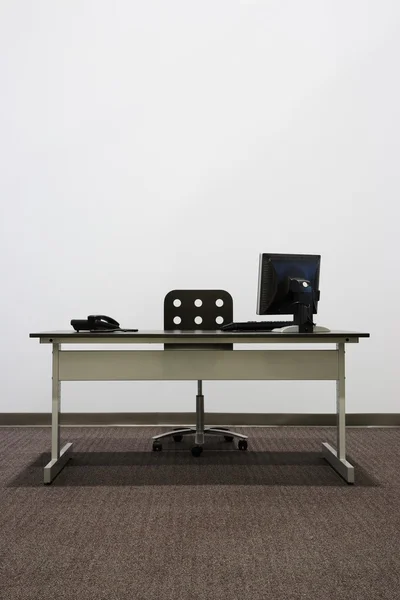 Mesa de escritório nua com computador e telefone — Fotografia de Stock