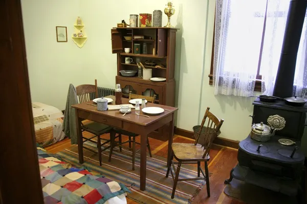 Старомодная однокомнатная двухкомнатная квартира — стоковое фото