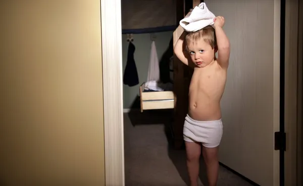 Menino brincando com roupa interior — Fotografia de Stock