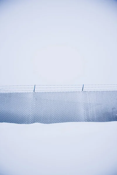 Kar kaplı çit — Stok fotoğraf