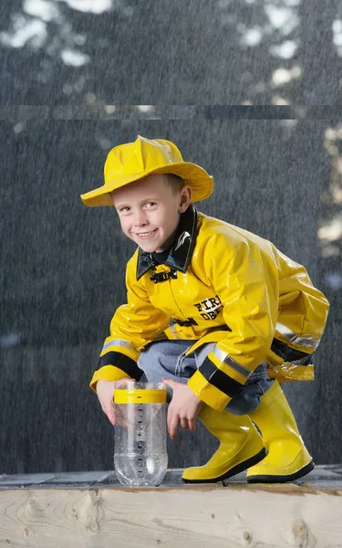 Ragazzo sotto la pioggia — Foto Stock