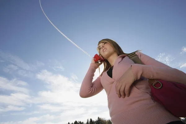 Vrouw praten over een telefoon — Stockfoto