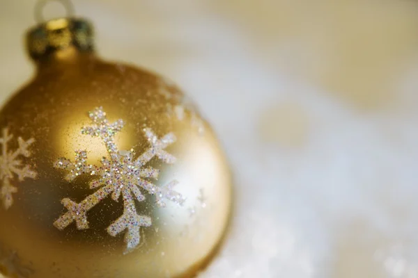 Goldene Weihnachtskugel — Stockfoto