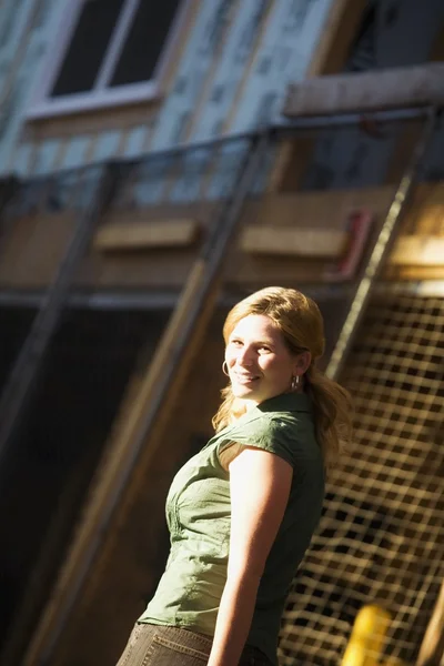 Vista laterale di una donna che gira — Foto Stock