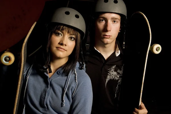 Couple Holding Skateboards — Stock Photo, Image