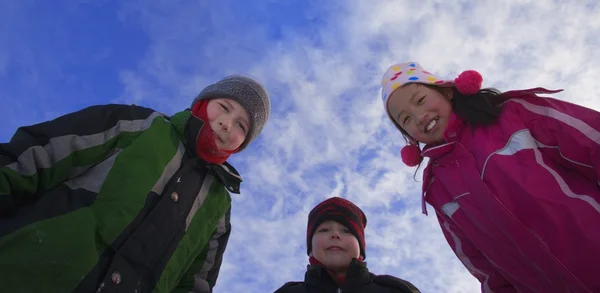 Kinder in Winterkleidung — Stockfoto