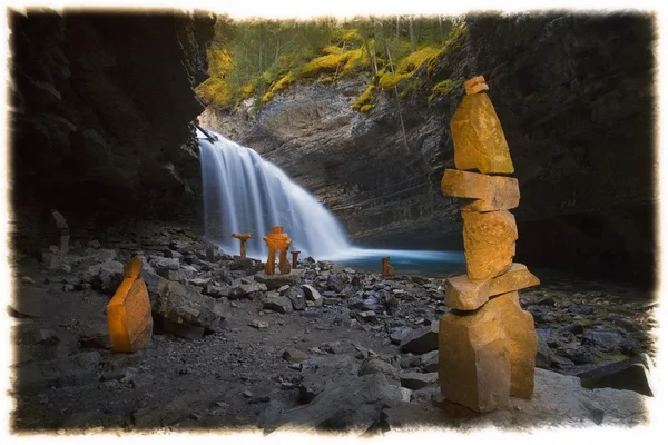 Inukshuks am johnston canyon in banff — Stockfoto