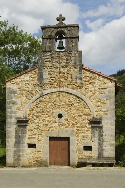 Oude Baskische kerk met bell keten, zuaza, Baskenland, Spanje — Stockfoto