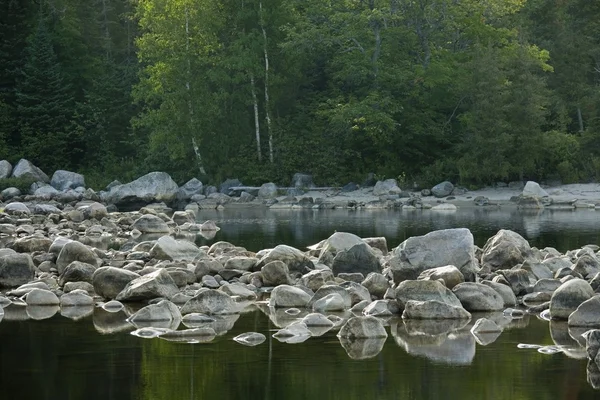 Lago com rochas e bosques — Fotografia de Stock