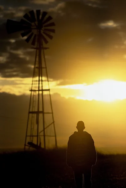 Homem em pé perto de um moinho de vento — Fotografia de Stock