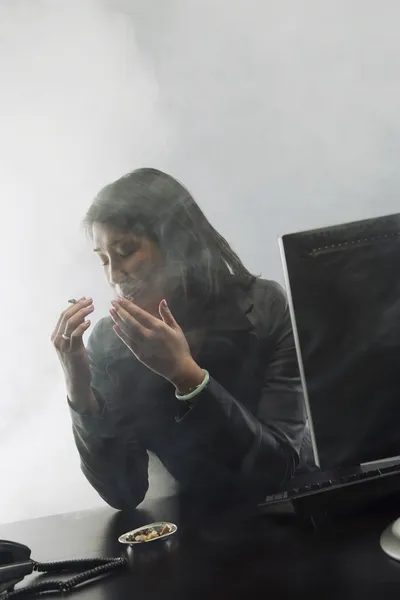 Woman Smoking — Stock Photo, Image