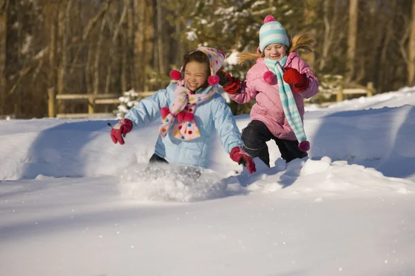 Meninas correndo na neve — Fotografia de Stock