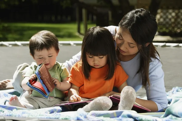 Una madre leyendo a sus hijos —  Fotos de Stock