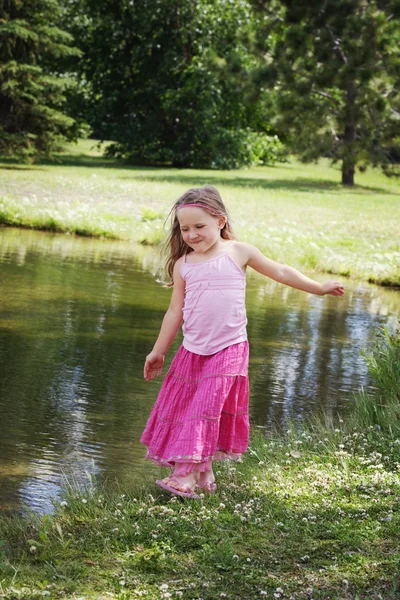 Kind aan het water — Stockfoto