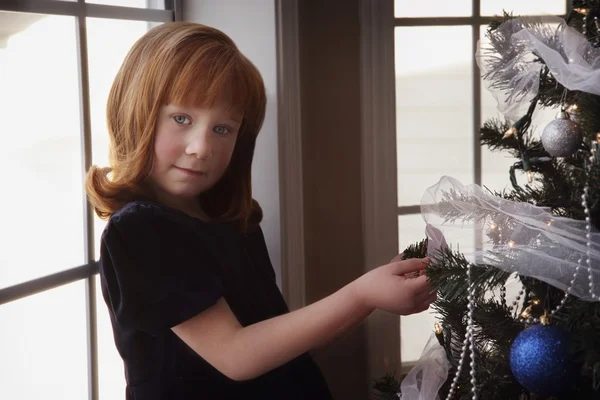 Niña decoración árbol de Navidad — Foto de Stock