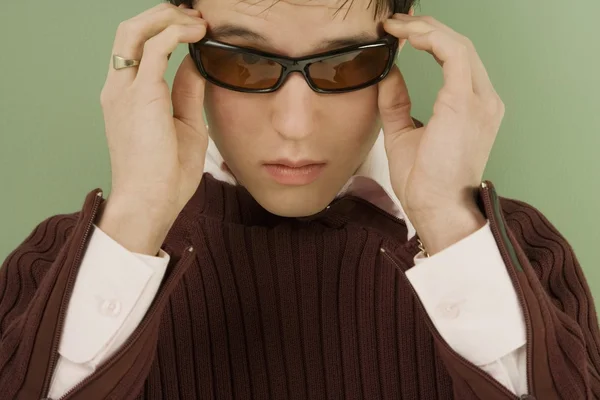 Hombre ajustando sus gafas de sol — Foto de Stock