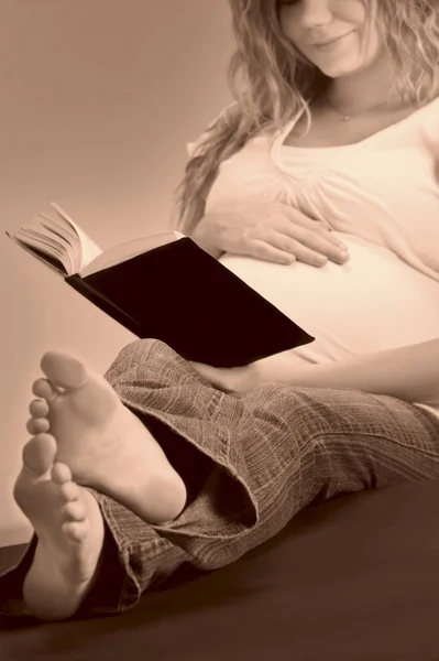 Kobieta w ciąży, czytanie Biblii — Zdjęcie stockowe