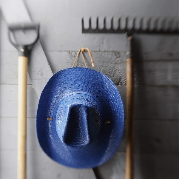 園芸工具をぶら下げの帽子 — ストック写真