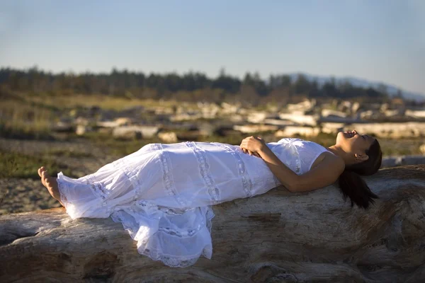 Uma mulher filipina vestindo um vestido branco na praia — Fotografia de Stock