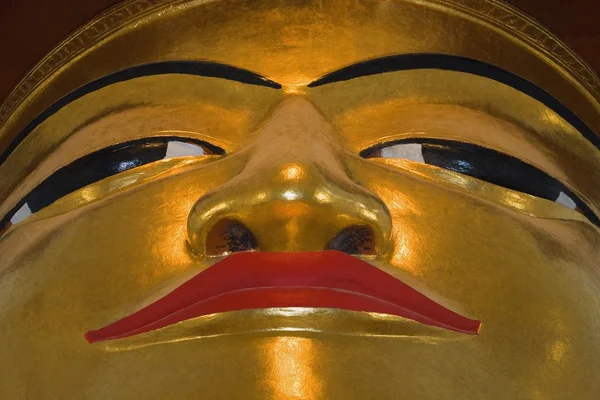 Gesicht des goldenen Buddha, im heidnischen Tempel myanmar (Burma)) — Stockfoto