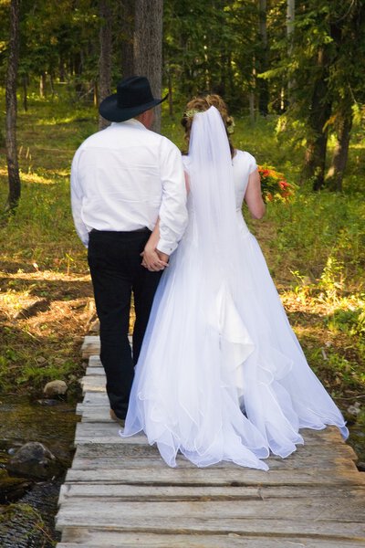 Жених и невеста идут по мосту
