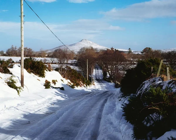 Zaśnieżonej drodze w pobliżu wzgórze głowa cukru, co wicklow, Irlandia — Zdjęcie stockowe