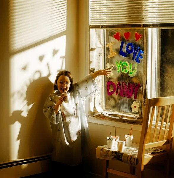 Little Girl Painting 'i Love You Daddy' On Window — Stock Photo, Image