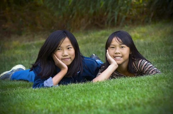 Two Sisters Lying In The Grass — Stock Photo, Image