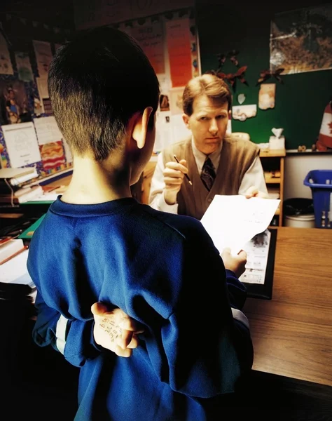 Estudiante metiéndose en problemas con el profesor — Foto de Stock