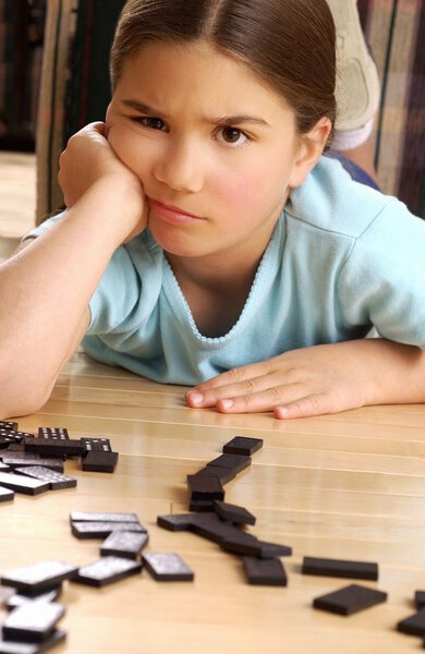 Девочка играет в домино
