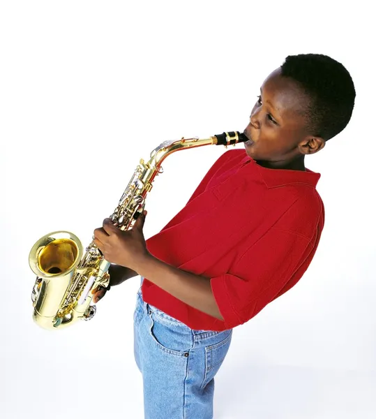 Garçon jouant le saxophone — Photo