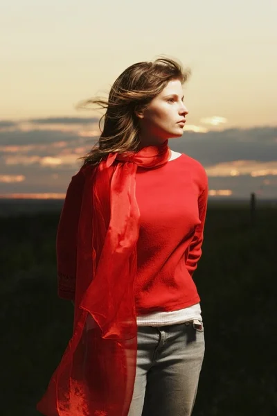 Kvinna poserar framför sunset — Stockfoto