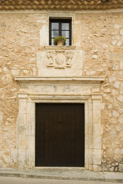 Típica puerta y ventana con escudo de armas en Castilla - La Mancha, España — Foto de Stock