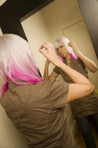 Mujer preparándose delante del espejo — Foto de Stock