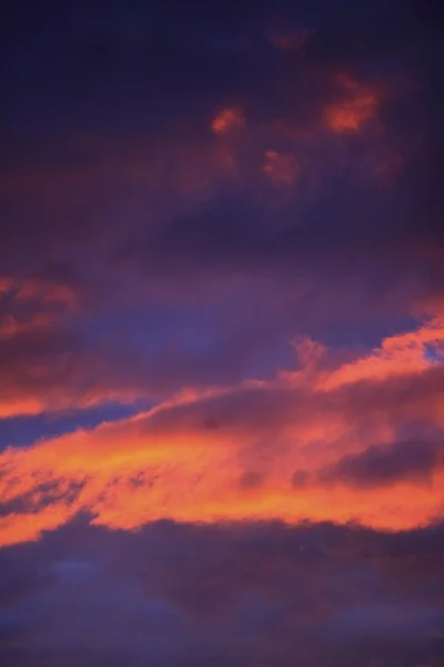 Wolken am Himmel mit rosa Schein — Stockfoto