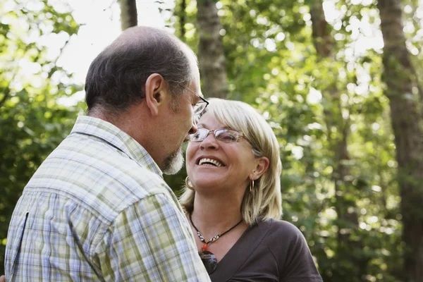 Man och hustru leende — Stockfoto