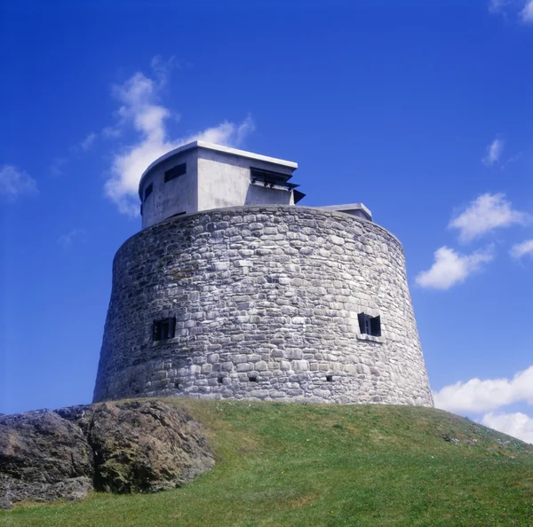 Edifício de pedra redonda no topo da colina — Fotografia de Stock