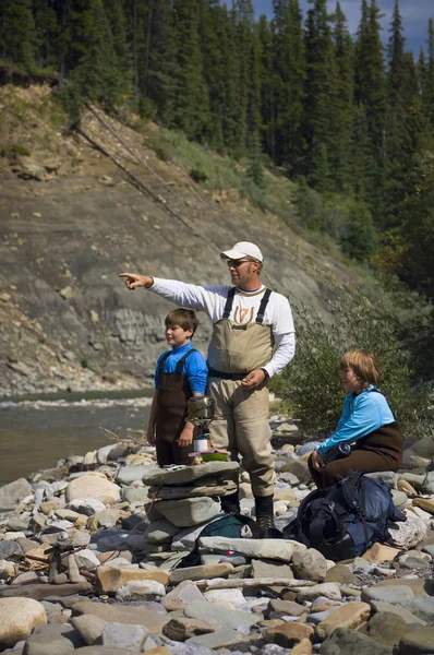 Vader en zonen op rivier kustlijn — Stockfoto