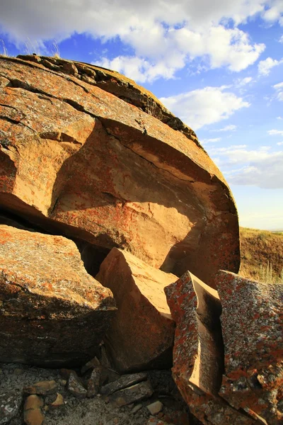 Gebroken rock op rood rots coulee, canada — Stockfoto