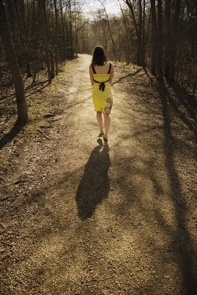 Jeune femme marchant sur un chemin — Photo