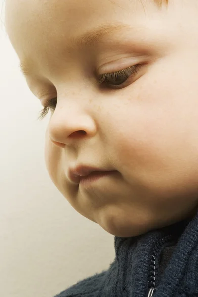 Niño mirando hacia abajo — Foto de Stock