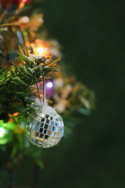 Kerstdecoratie opknoping off van boom — Stockfoto