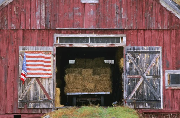 Amerikaanse vlag opknoping van een schuur deur — Stockfoto