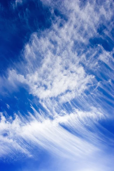 Cielo azul con nubes dispersas — Foto de Stock